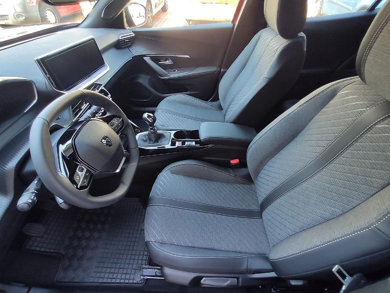 Peugeot 2008 (2026) ALLURE 1.2 TURBO 100k 2xkamera - fotka 17 z 27