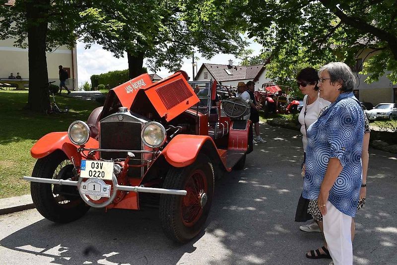 Tradiční závod S kopce do kopce si nenechalo letos ujít na sedm desítek posádek historických automobilů a motocyklů.