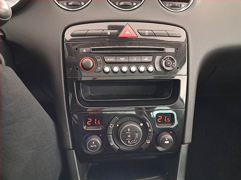 Peugeot 308 (2013) 1.6 e-HDi, po STK, zamluveno - fotka 12 z 16