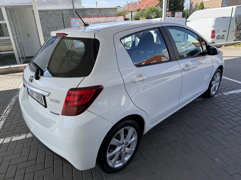 Toyota Yaris 1,5 Hybrid Active - fotka 4 z 10