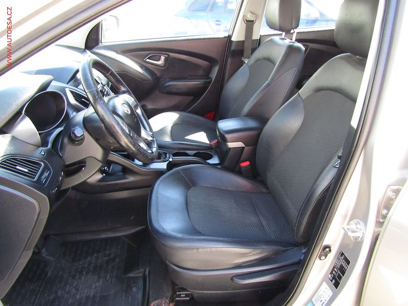 Hyundai ix35 (2011) 1.6 GDi, ČR, AC, TZ, park - fotka 9 z 17