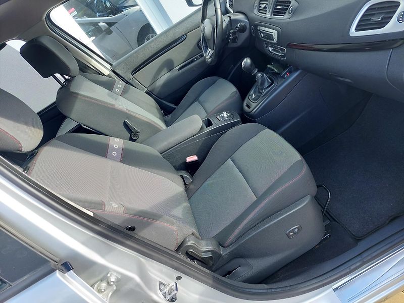 Renault Grand Scénic (2013) III. Paris De Luxe TCe 130 - fotka 22 z 41