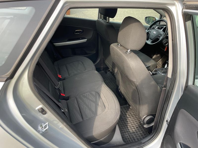 Kia Ceed 1,6 CRDi 100kW AUTOMAT - fotka 14 z 24