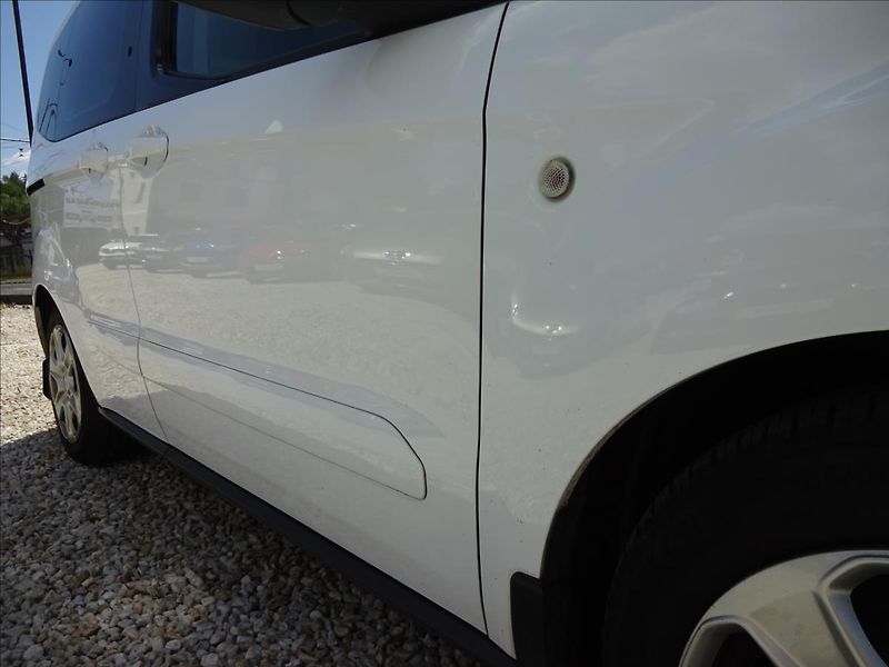 Ford Tourneo Courier 1.5 TDCI - fotka 9 z 44