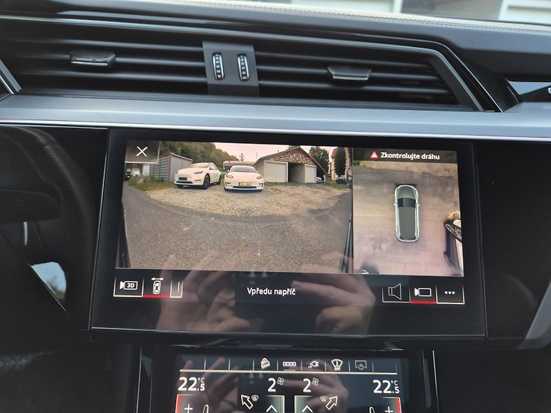 Audi e-tron 55 QUATTRO 300kw SOH 95 % - fotka 32 z 49
