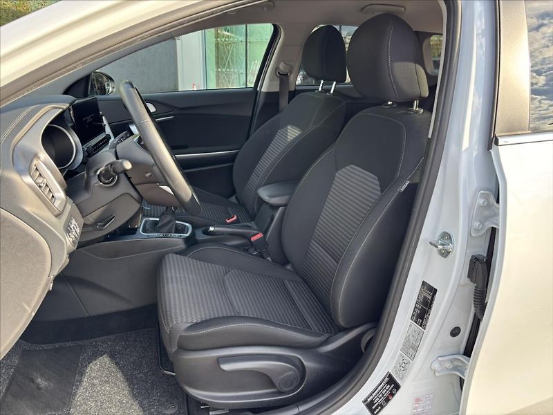Kia Ceed 1,5 TGDi TOP ZÁRUKA CARPLAY - fotka 10 z 39