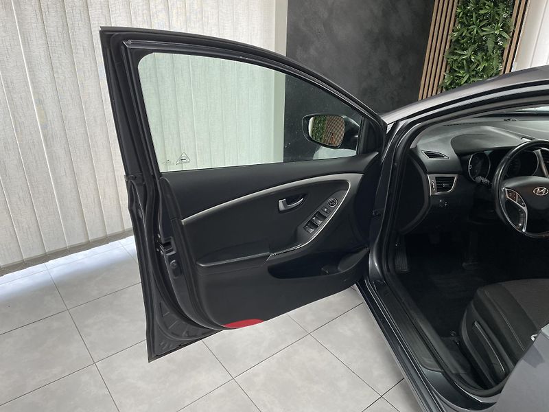 Hyundai i30 1.6 i 88kW ČR 1.MAJ.REZERVACE  - fotka 19 z 23