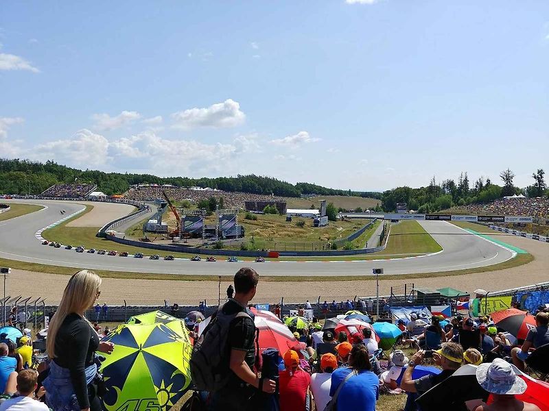 Motocyklová legenda Valentino Rossi při závodě na Masarykově okruhu v roce 2019.