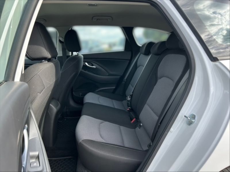 Hyundai i30 1,5 i Family Comfort - fotka 8 z 11