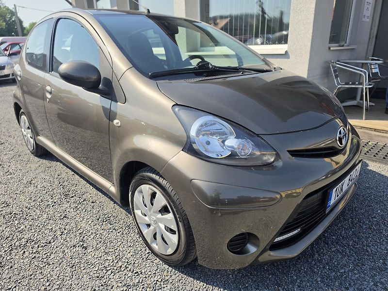 Toyota Aygo 1.0 i Navigace  Vyhřev sedadel - fotka 1 z 15