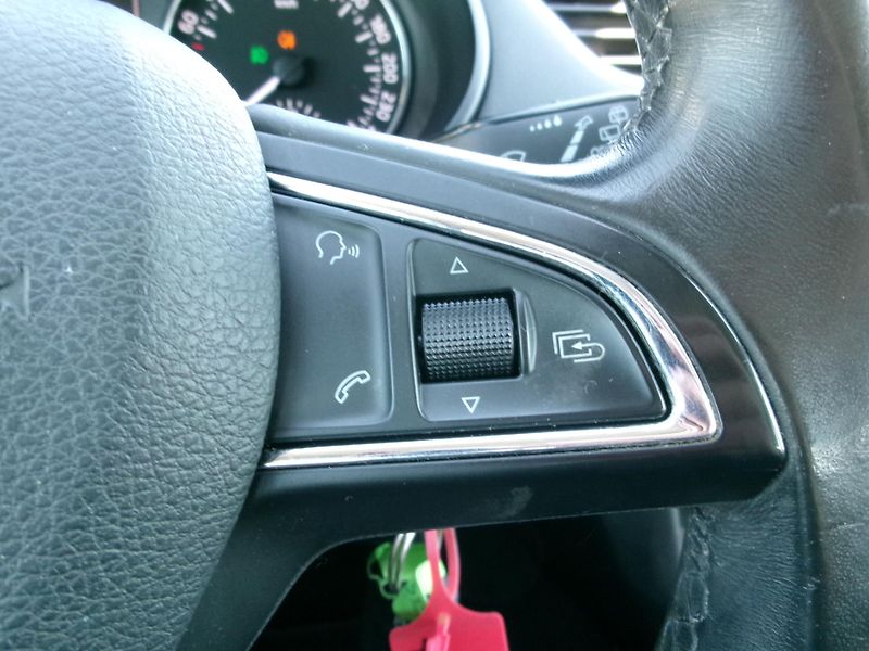 Škoda Octavia (2013) 1,4 TSI AC BT NAVI TEMP - fotka 19 z 38