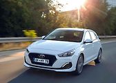 Hyundai i30. Bílá barva bez příplatku. metalíza 16 900 Kč.