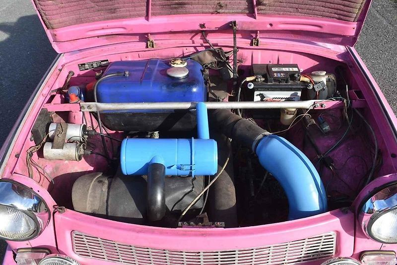 Trabant Cabrio, zejména v takovéto růžové barvě, budí zaslouženou pozornost.