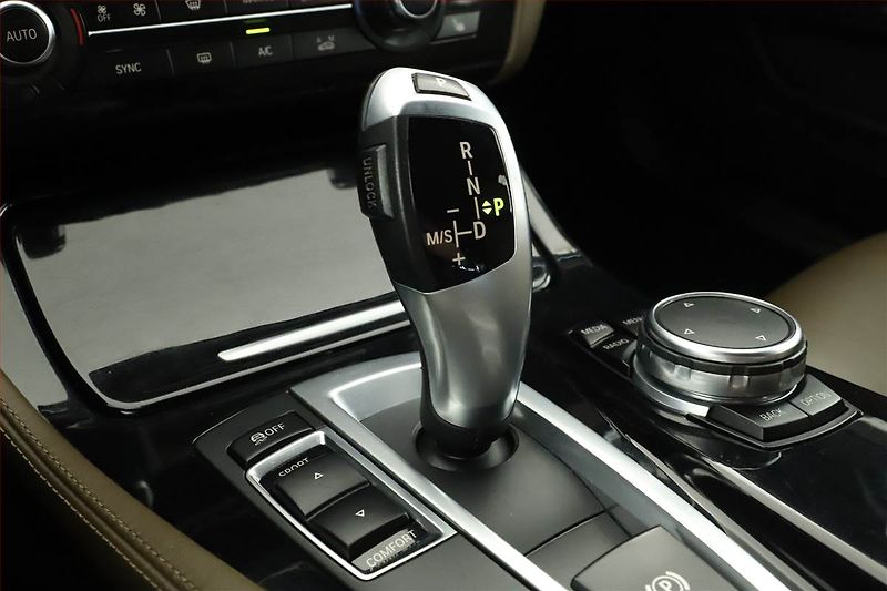 BMW Řada 5 (2015) Individual 530d xDrive, 4X4 - fotka 17 z 21