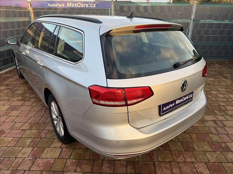 Volkswagen Passat 2.0 TDI Comfortline - fotka 6 z 21