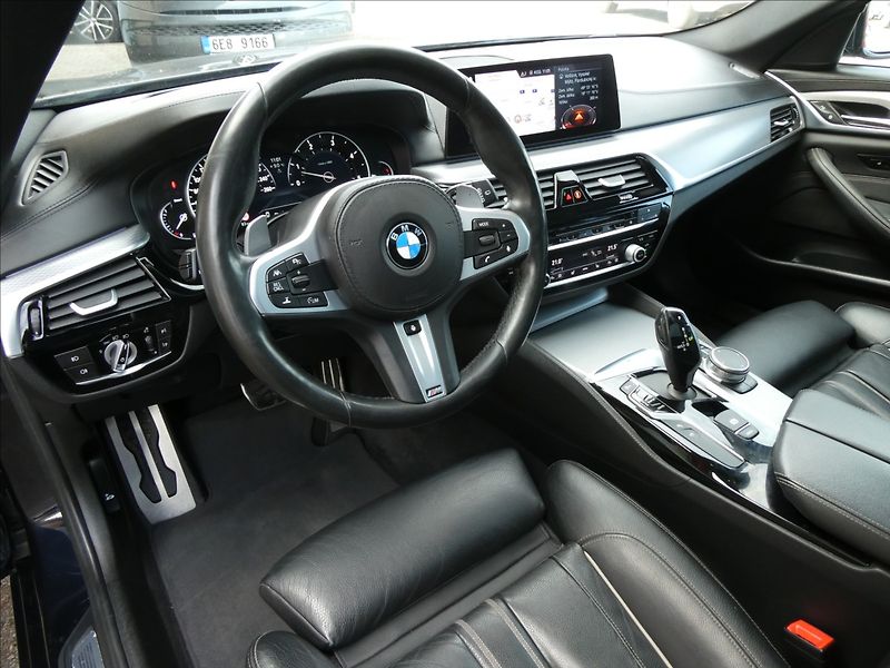 BMW Řada 5 3,0 540d xDrive 235kW MPaket,D - fotka 22 z 50