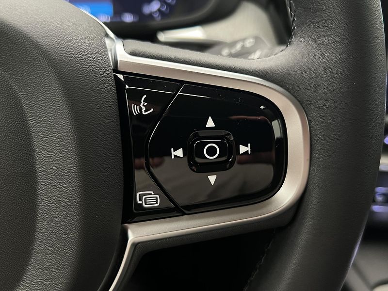 Volvo XC60 B5 AWD PLUS DARK AUT 1.maj. - fotka 26 z 42