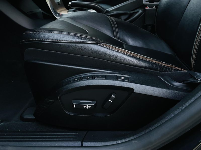 Volvo V40 2.0D3 MANUÁL CROSS SERVISKA  - fotka 41 z 43
