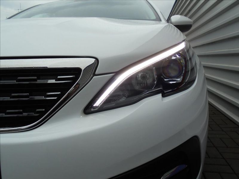 Peugeot 308 1,2 PureTech 81kw,Po SERVISU!! - fotka 7 z 29