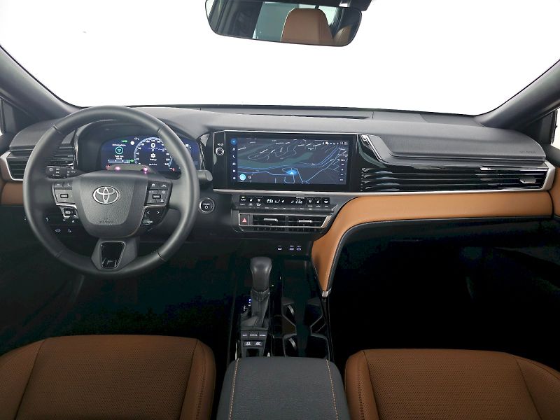 Toyota Camry (2025) 2.5 HEV 230k PRESTIGE - fotka 5 z 32