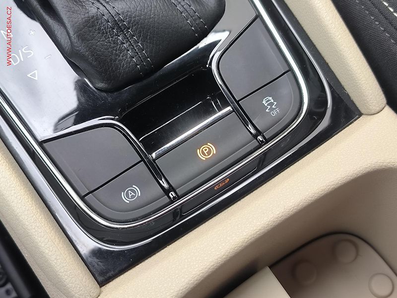 Škoda Karoq (2018) 1.5 TSi, Style, DSG, panor - fotka 18 z 26