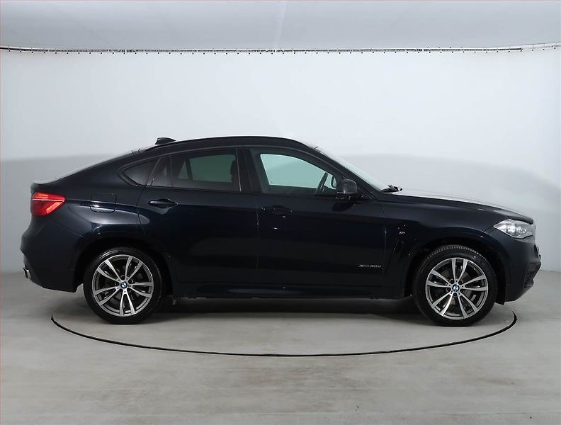 BMW X6 (2018) M Paket xDrive30d - fotka 6 z 23