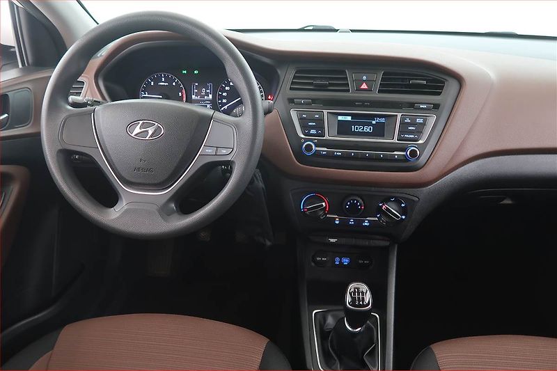 Hyundai i20 (2015) 1.1 CRDi - fotka 7 z 16
