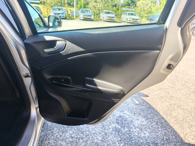 Alfa Romeo Giulietta (2013) 1.6 JTD DIG.KLIMA/1MAJ - fotka 12 z 19