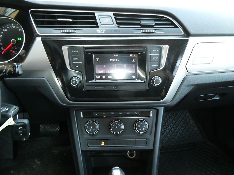 Volkswagen Touran 1,6 TDi DSG 7.míst,1maj.,závěs - fotka 28 z 35