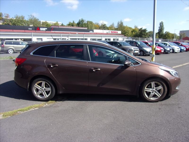 Kia Ceed 1,6 CRDi Exclusive SW - fotka 2 z 28
