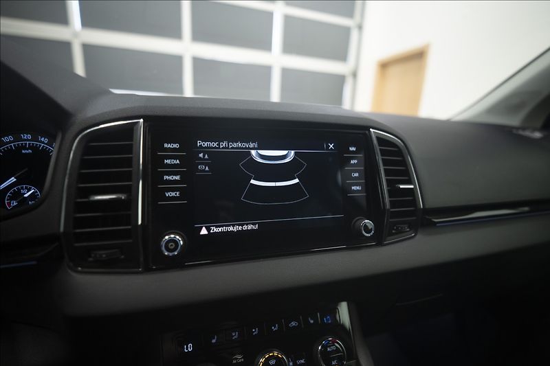 Škoda Karoq 2,0 TDI DSG KEYLESS VÝHŘEV ČR - fotka 33 z 38