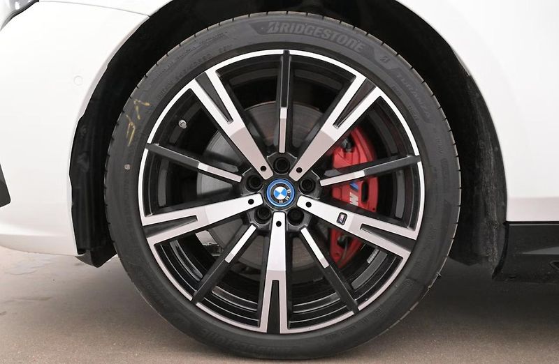 BMW i5 xDrive40 Touring M SoH 96% Taž - fotka 25 z 26