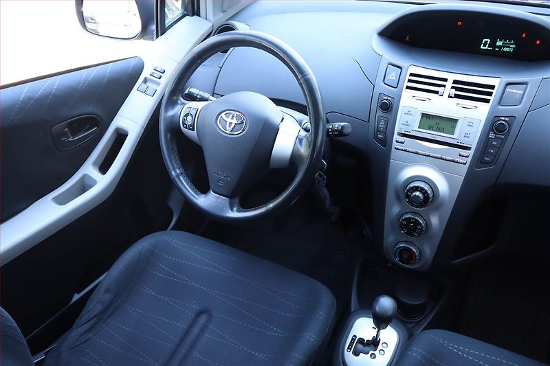 Toyota Yaris (2007) 1.3 VVT-i, Automat - fotka 7 z 17
