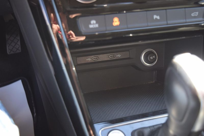 Volkswagen Touran (2021) 2.0TDI 110kw DSG 7MÍST HIGHLIN - fotka 28 z 50
