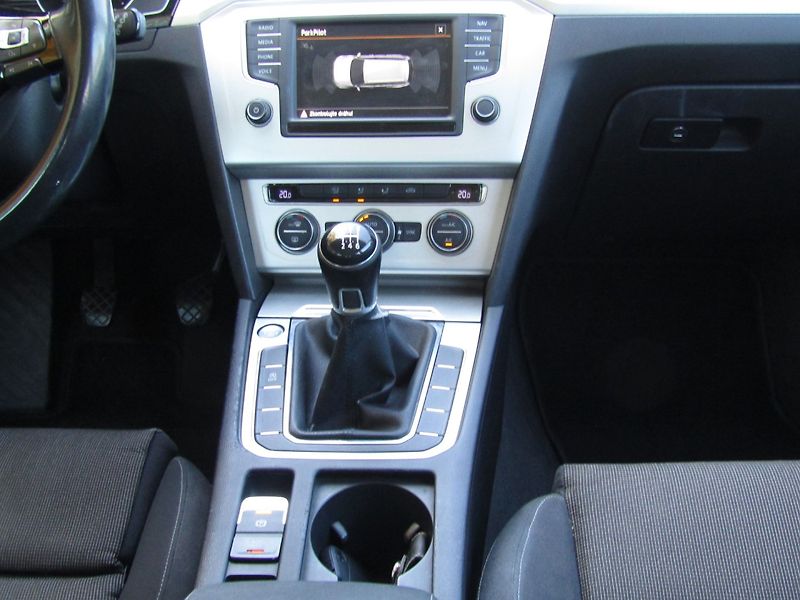Volkswagen Passat (2015) 2.0 TDI 110kW NOVÉ ROZVODY - fotka 17 z 40