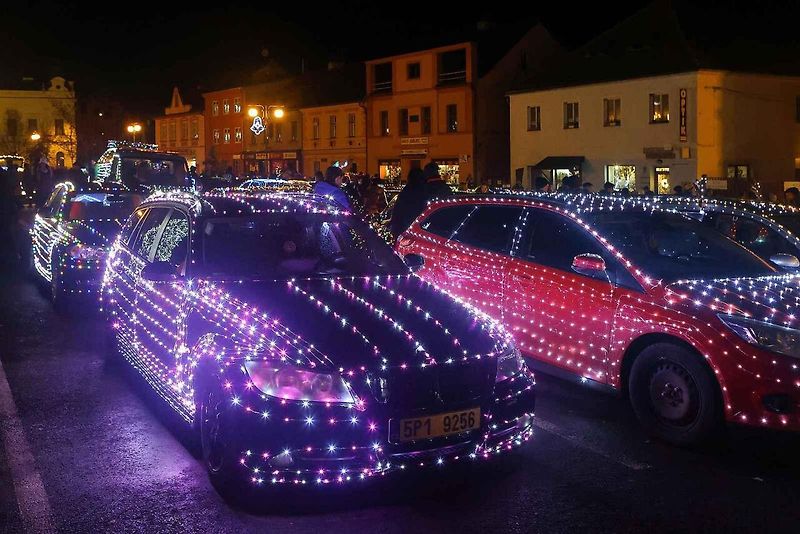 Auta svítící jako vánoční stromečky projela jižním Plzeňskem pro dobrou věc.