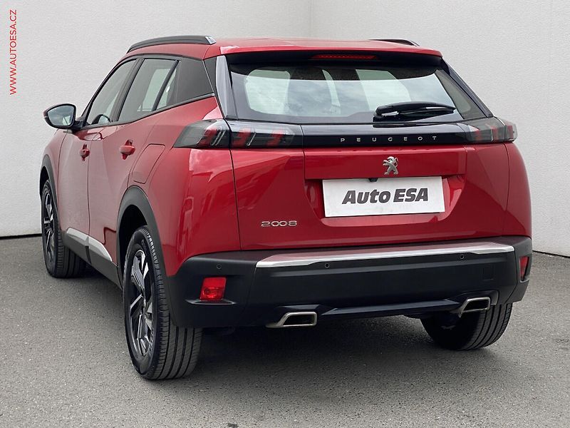 Peugeot 2008 (2020) 1.2PT, Allure, LED, navi - fotka 6 z 17