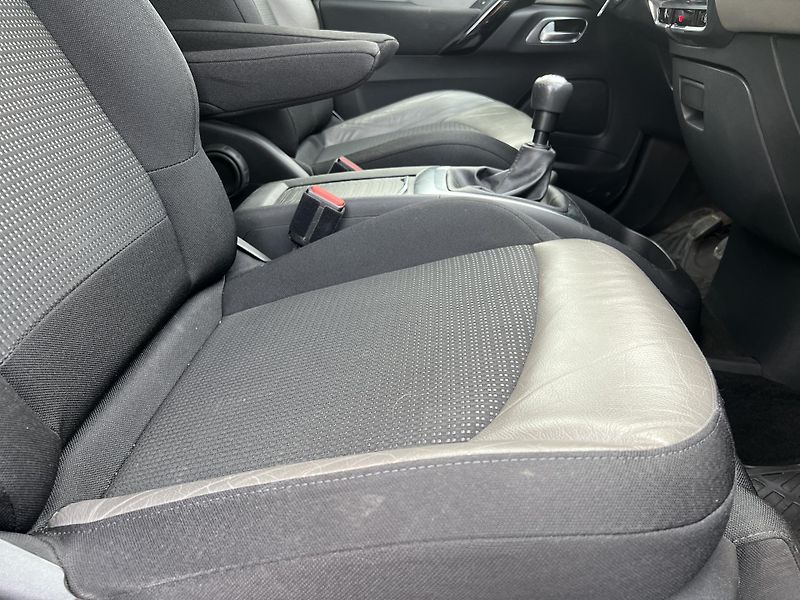 Citroën Grand C4 Picasso 2.0HDi 7MÍST KAMERA KLIMA ČR - fotka 38 z 49