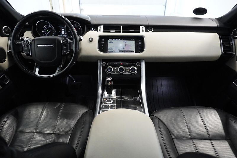Land Rover Range Rover Sport 3.0 TDV6 HSE 4WD - fotka 23 z 35