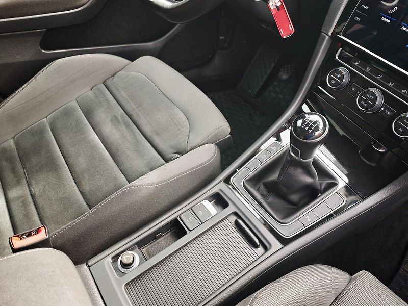 Volkswagen Golf (2019) 1,5 TSI 110 KW Highline - fotka 21 z 33