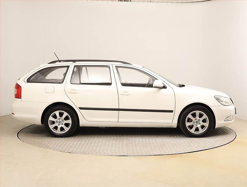 Škoda Octavia (2011) 1.6 TDI, nová STK, servisované - fotka 6 z 16