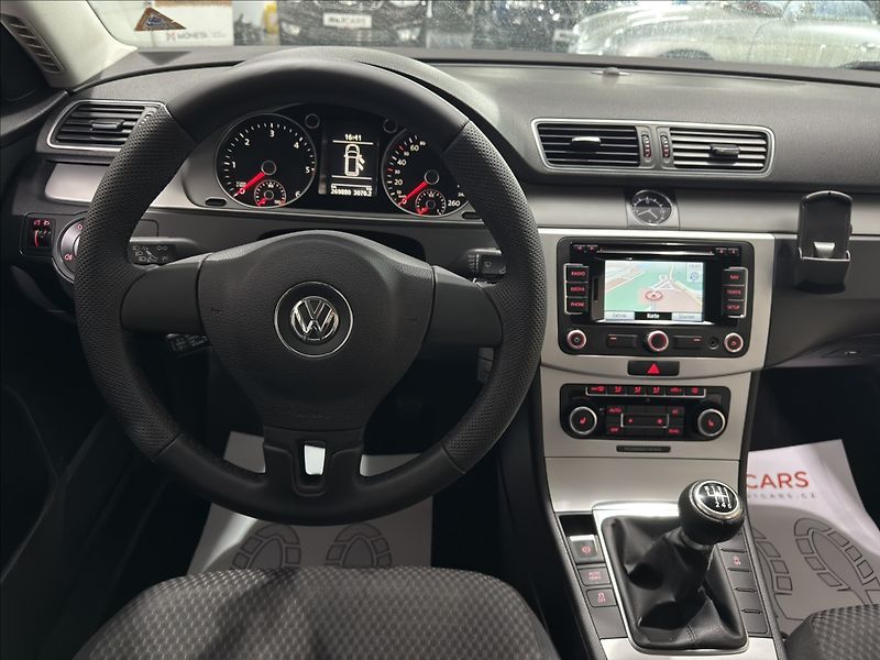 Volkswagen Passat 1,6   TDI 77KW VÝHŘEV TAŽNÉ - fotka 18 z 26