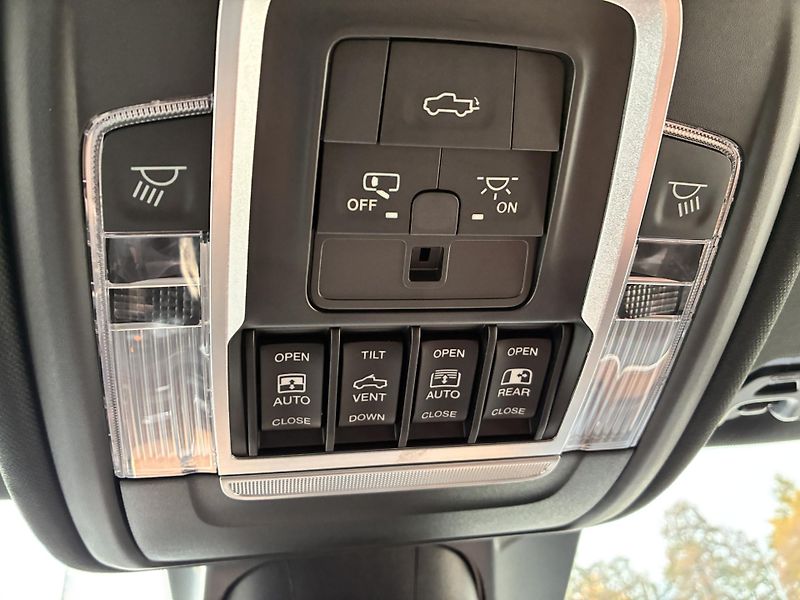 Dodge RAM 1500 LONGHORN 5.7 V8 HEMI eTOR - fotka 29 z 53
