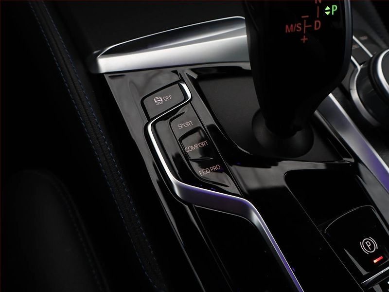BMW Řada 5 (2021) M Sport 530d xDrive - fotka 17 z 21