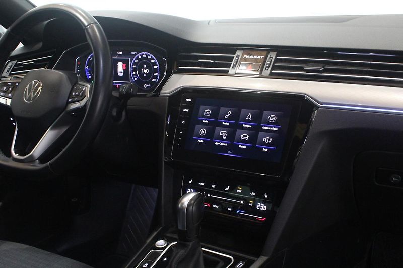 Volkswagen Passat (2021) 2.0TDI DSG Info display Matrix - fotka 28 z 43