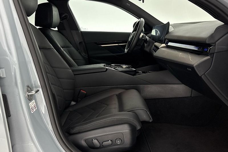 BMW Řada 5 řady 5 | 520d xDrive - fotka 13 z 24