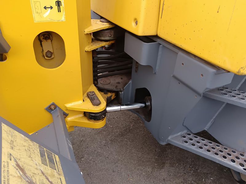 Komatsu (2004)  WA 85-3 4X4 - fotka 7 z 19