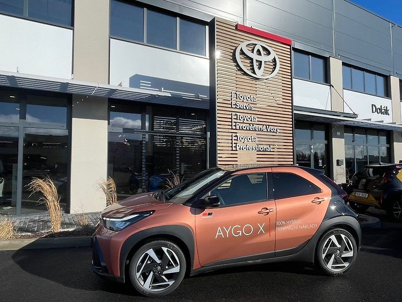 Toyota Aygo 1.5 Hybrid Automat Executive - fotka 1 z 28