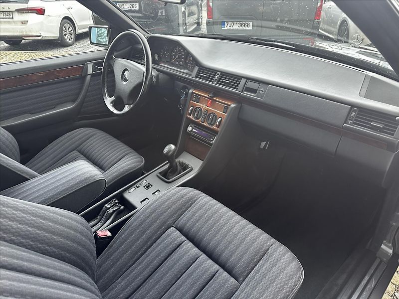 Mercedes-Benz 124 124 230 CE - fotka 11 z 14