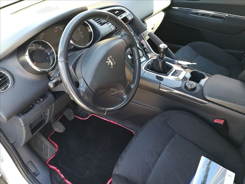 Peugeot 3008 1,6 i - fotka 11 z 19